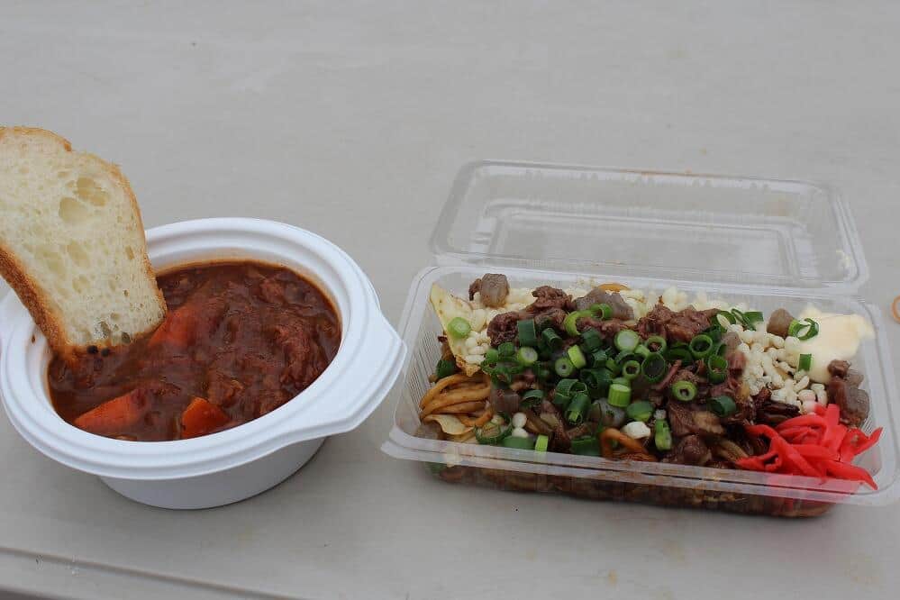 クジラ肉を使った料理。増えすぎるクジラが、海の生態系バランスを崩してしまう原因のひとつになっている