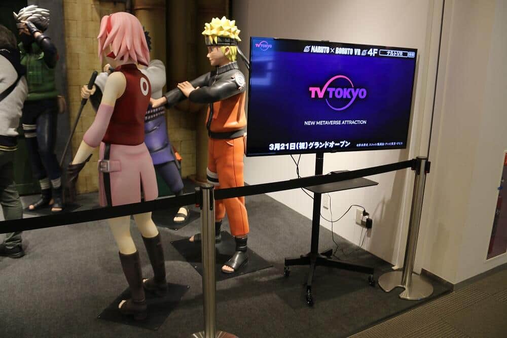 入り口には「NARUTO」キャラの等身大フィギュアを配置する