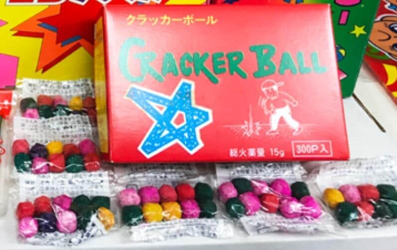 「クラッカーボール」という商品名の「かんしゃく玉」　今はほとんど見つからない（画像は「松木商店」公式サイトから）