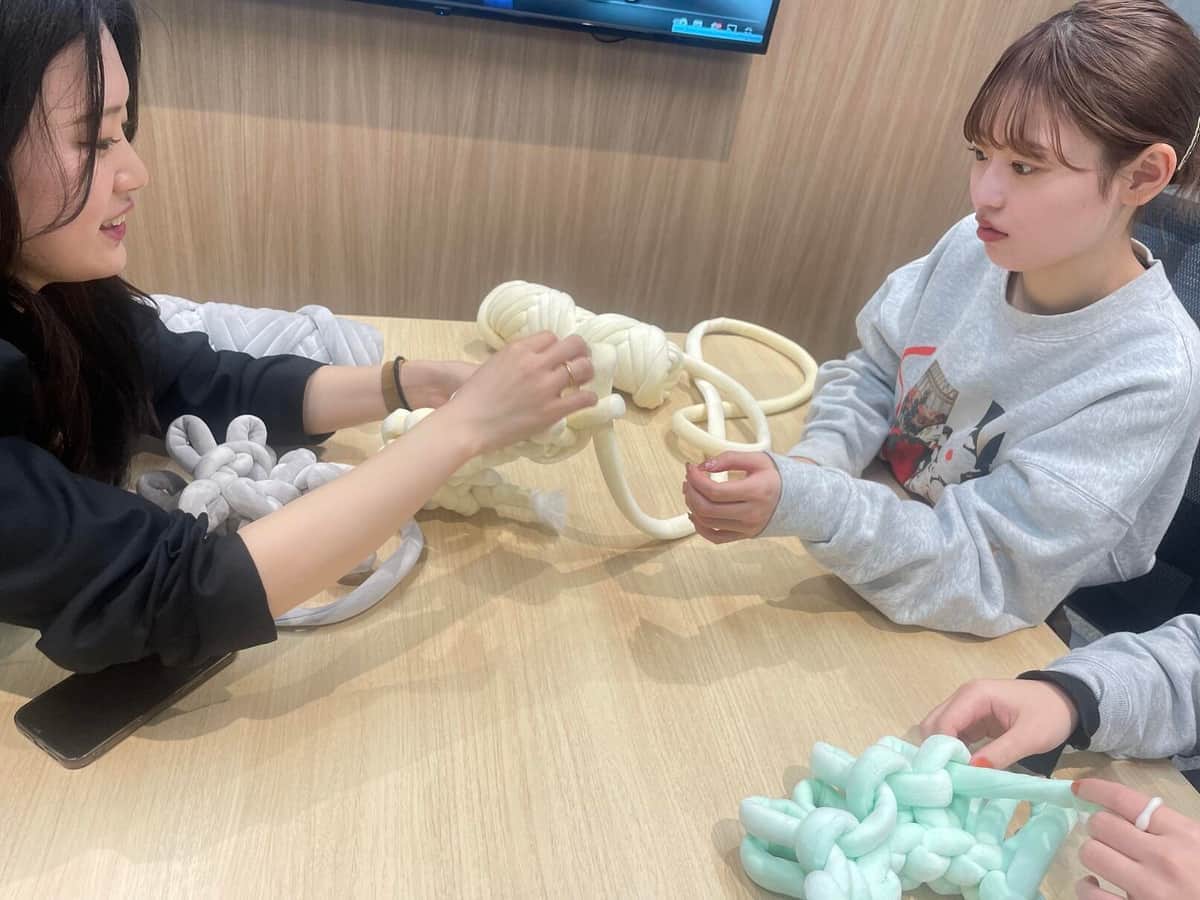 （写真左）末永あみさんが持ち前の手芸スキルを生かし、武井さんのバッグ作りを手伝う一幕も