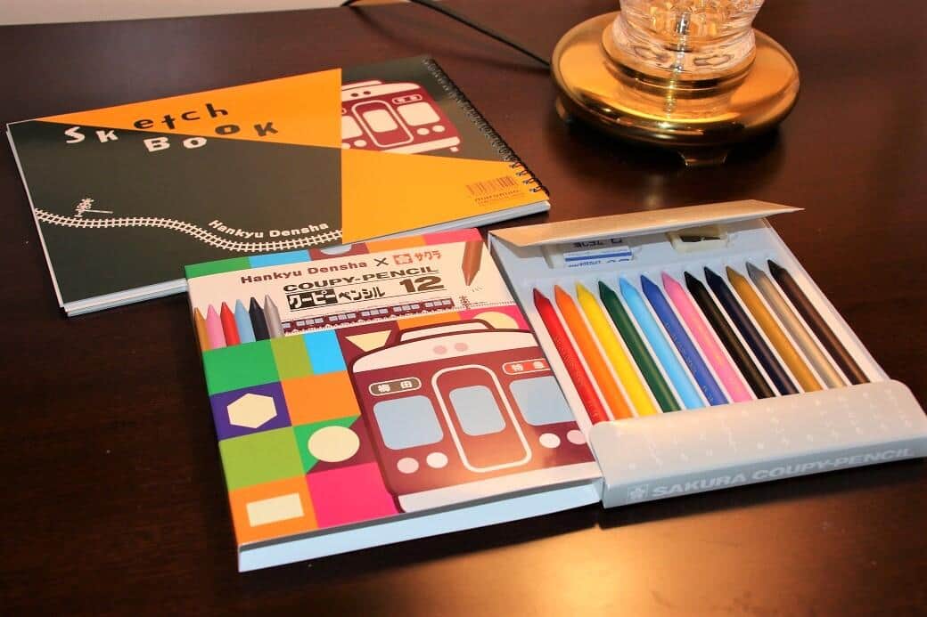 阪急電鉄グッズ「オリジナルスケッチブック」と「クーピーペンシル12色セット」