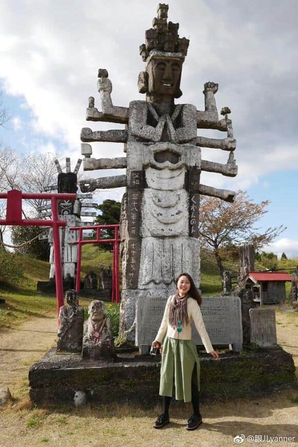 陳さんが好きなゆるキャラ「たか鍋大使くん」の原型となった「高鍋大師」との記念撮影（30歳の誕生日当日に撮影）