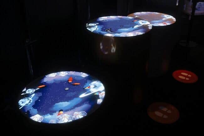 両手をかざすと、動きに連動して映像が変化