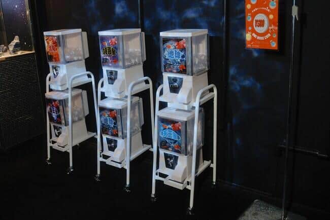 両手をかざすと、動きに連動して映像が変化