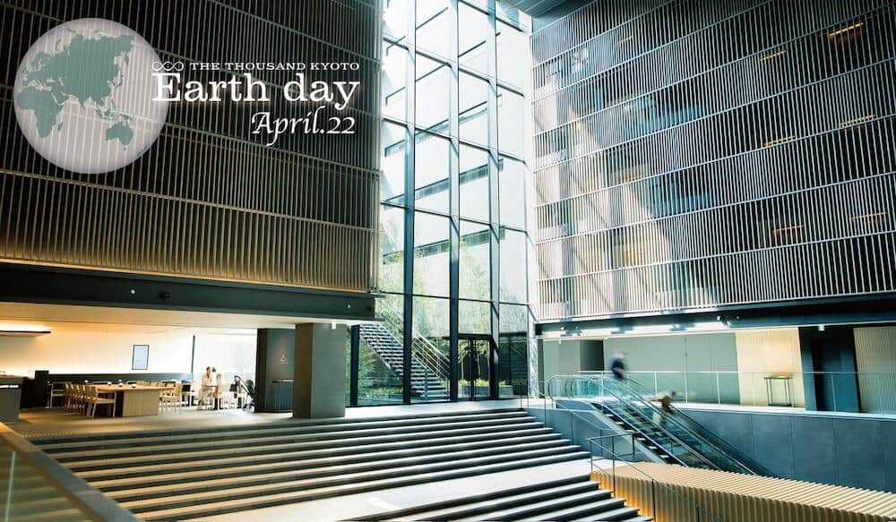 「都市養蜂プロジェクト」を紹介するフォトパネルと、「地球」がテーマの書籍をギャラリーに展示する