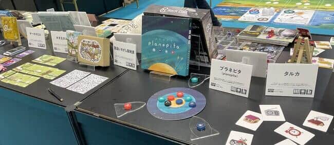会場内で説明を受けながらゲームで遊んだり、作品を購入したりできる