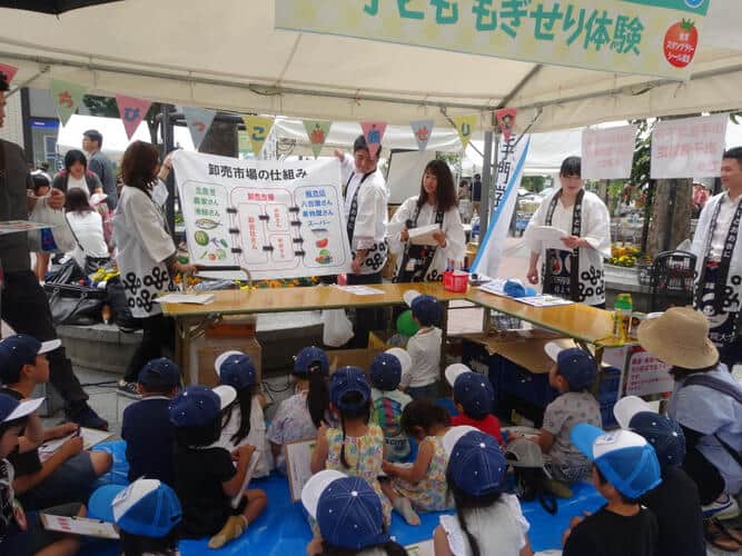 淡水魚を中心に生きた魚とふれあう体験ができる「お魚ふれあい広場」や、子どもが体験できる「模擬セリ」も