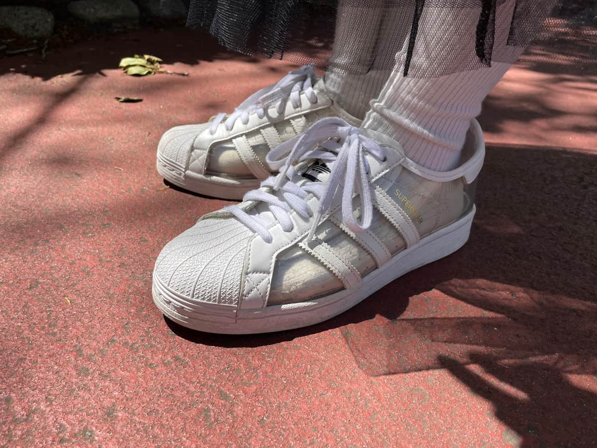 中に履いている靴下が見える、スケルトンスニーカーも蒸れずに快適