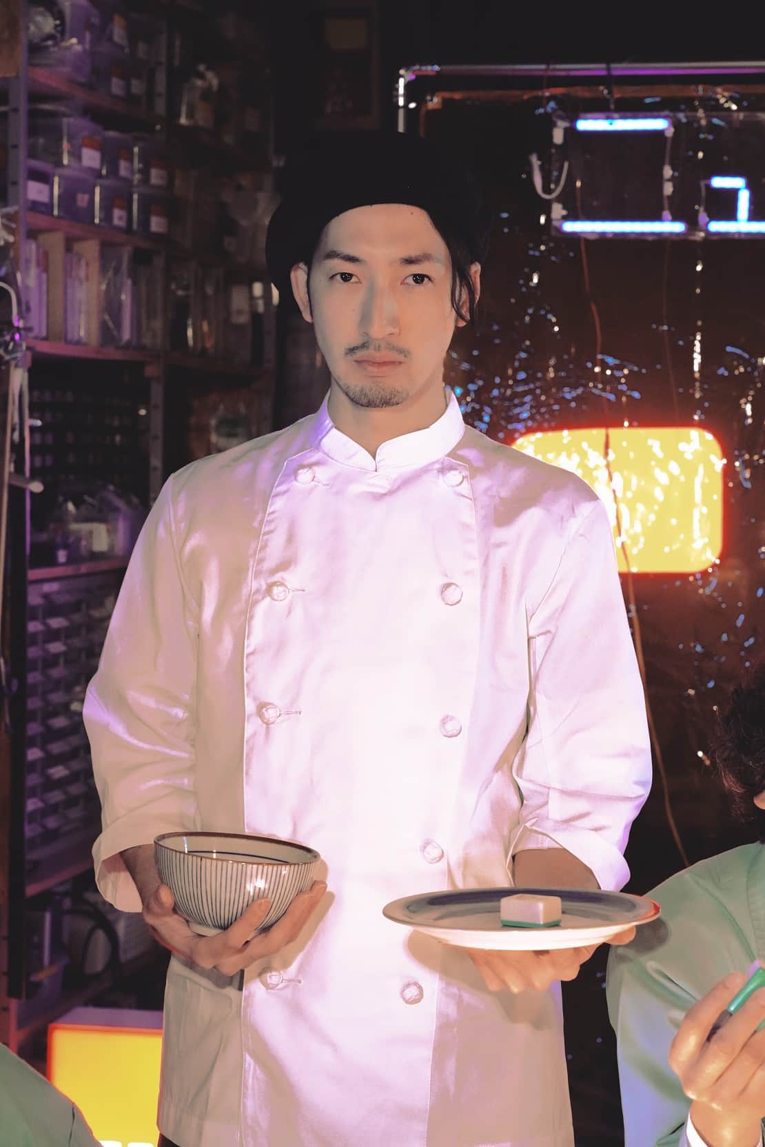 中国で人気のコンテンツ「暗黒料理」コック姿