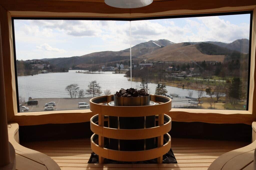 「湖畔混浴　空」の上の階にあるフィンランドサウナ、「展望サウナKu」