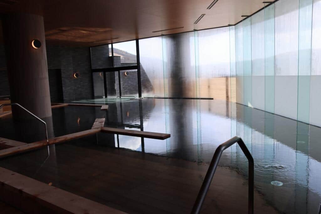 広々としていて開放的な「木の湯」の内風呂