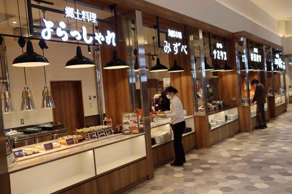 「FOOD HALL湖畔の風」のビュッフェは、専門店で提供されているような設えで料理が提供される
