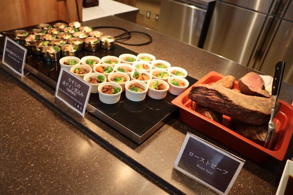 「FOOD HALL湖畔の風」では魅力的な料理が並ぶ。写真は夕食のもの