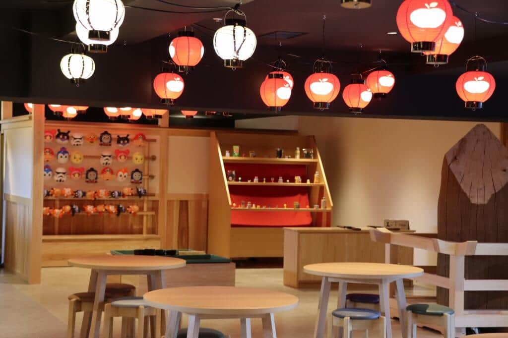 屋内温泉街「しらかば仲見世」では祭りばやしが鳴り響き、ワクワク感がたっぷりだ