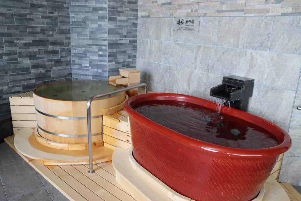 「石の湯」内にある子ども用の内風呂、「童の湯」