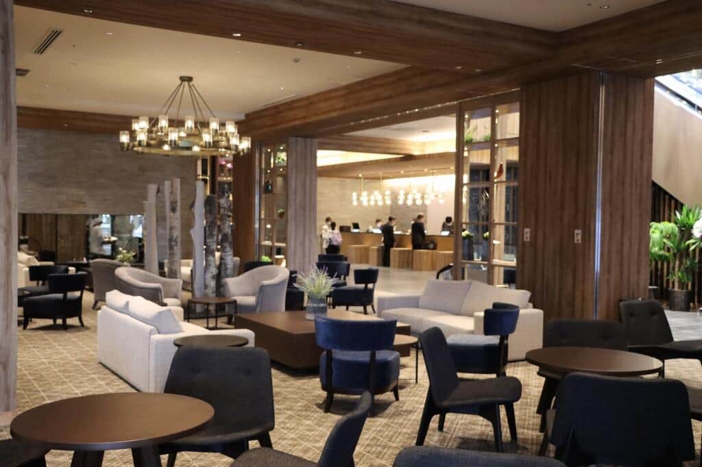 暖炉があって落ち着ける、広々としたロビー