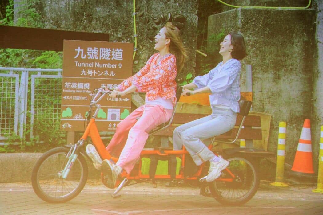 CMのワンシーンで、サイクリングする川口さんと岡本さん