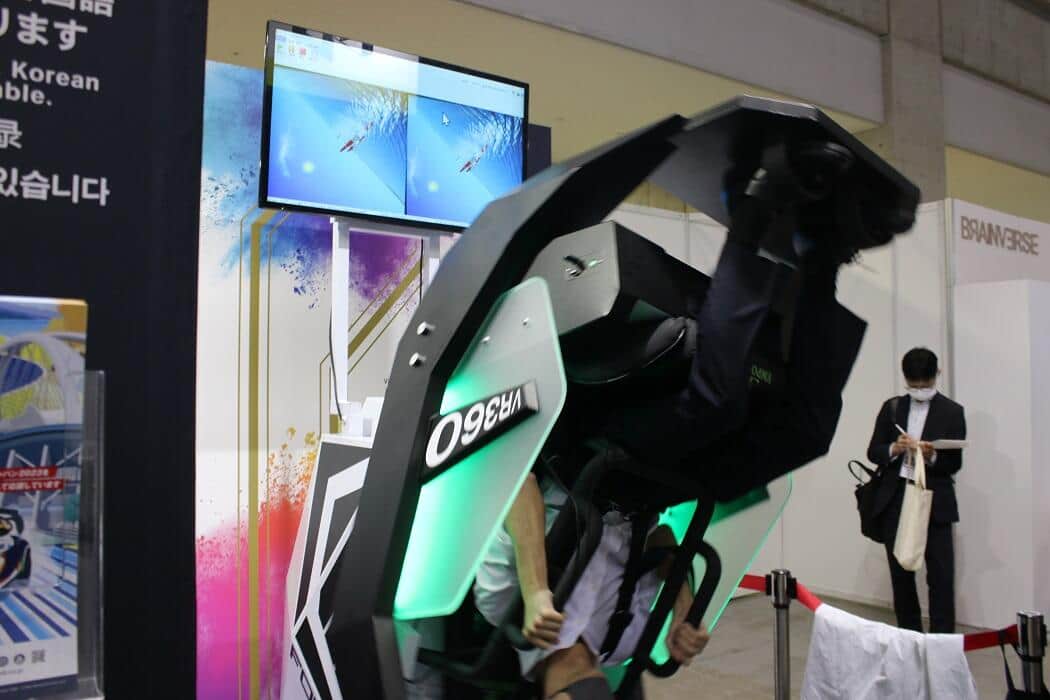 フライトシミュレーションで座席が回転