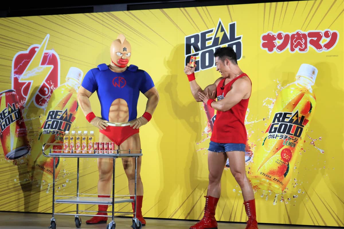 筋肉に語り掛けるなかやまきんに君と、それを見守るキン肉マン