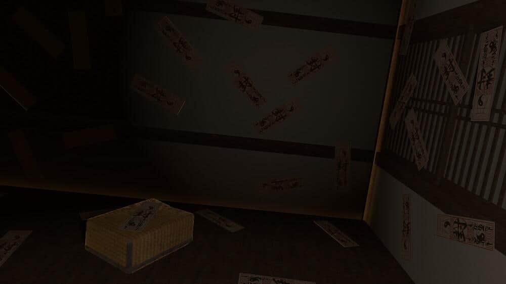 札が貼られた天井の上　箱が置かれている