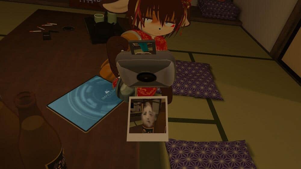 取材に応じた浜名湖なこさん　箱を開けた後、ポラロイドカメラで心霊写真が撮れる