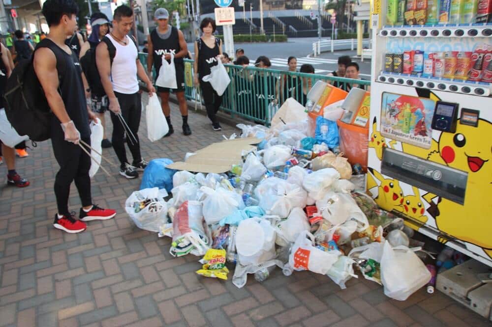 吾妻橋公園入口　祭りの後のごみ大量に