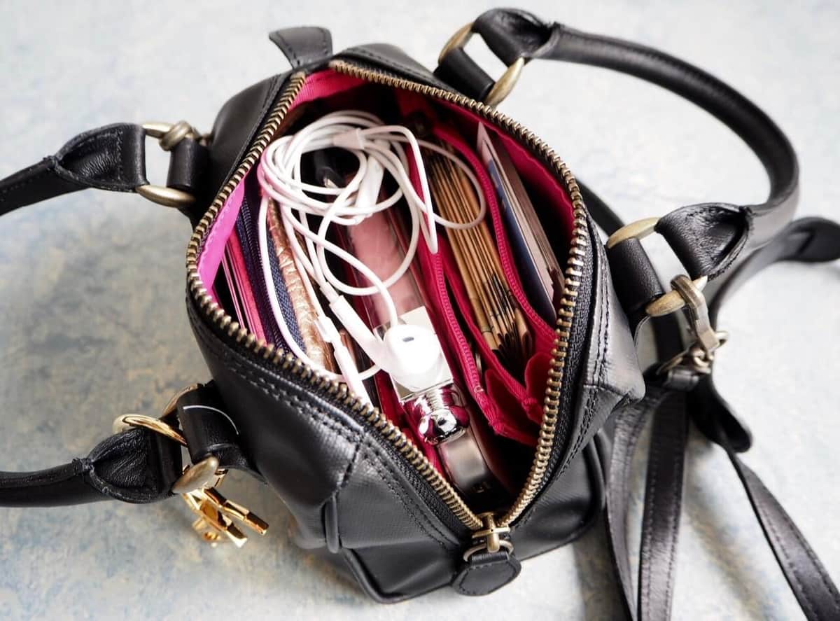 お金を入れるポケット、カードケース、鍵をつけるキーホルダーがあり、スマホもバッテリーも、コスメも入る