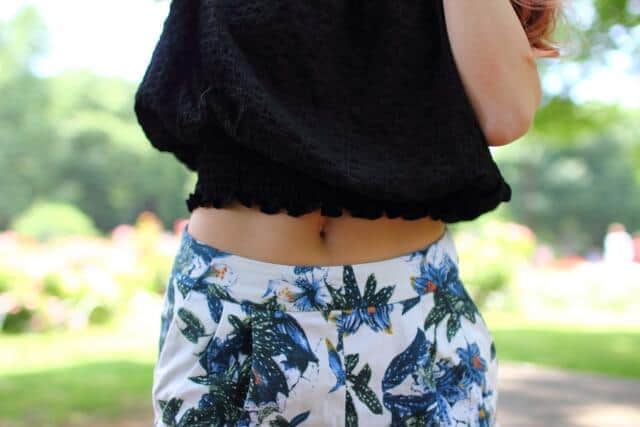 昨今の若者の間で流行っているのが「腹見せ」