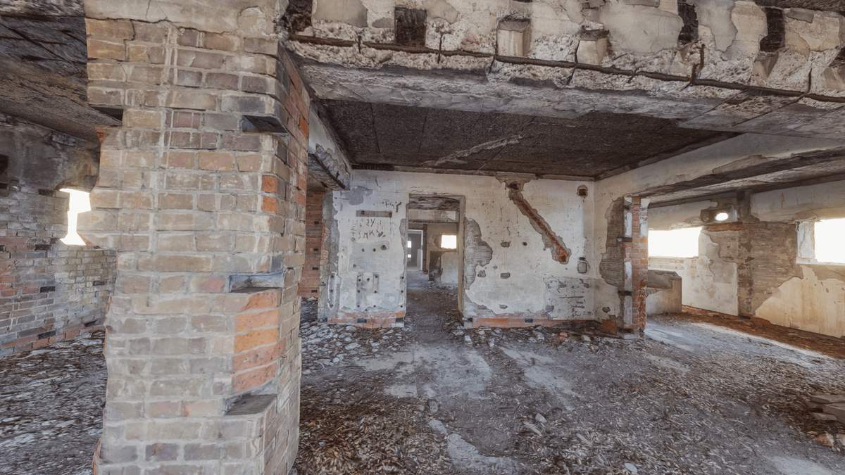 同・友ヶ島の「旧海軍聴音所跡地」　落書きがそこら中に