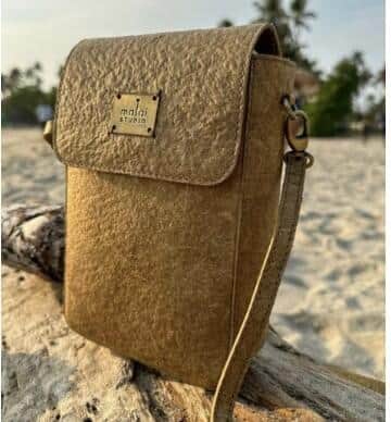 染料を含めすべての原料が植物由来であり土に還すことができる新素材