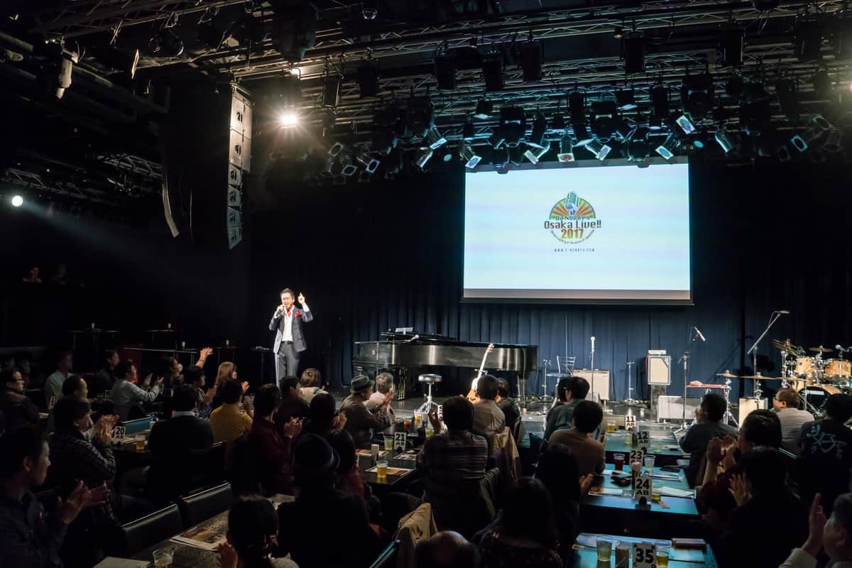 「ビルボードライブ大阪」で行われた、「DJ Nobby's OSAKA LIVE!!2017」の模様（壇上にいるのがDJ Nobbyさん）