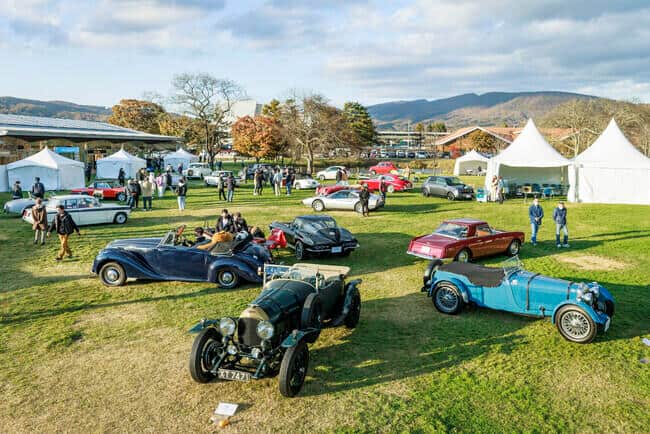 会場内では車の展示以外にもキッチンカーでの飲食販売を行う 
