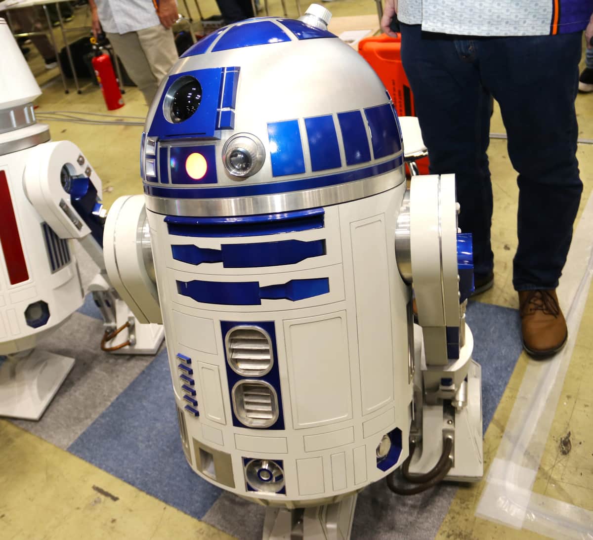 スター・ウォーズに登場するドロイド・R2-D2のレプリカ（ドロイド・ビルダーズ・ジャパンのブース）