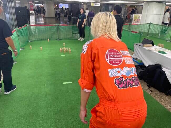 モルックは、木製の棒「モルック」を投げ、番号がついた他の木の棒を倒して得点を競うスポーツ