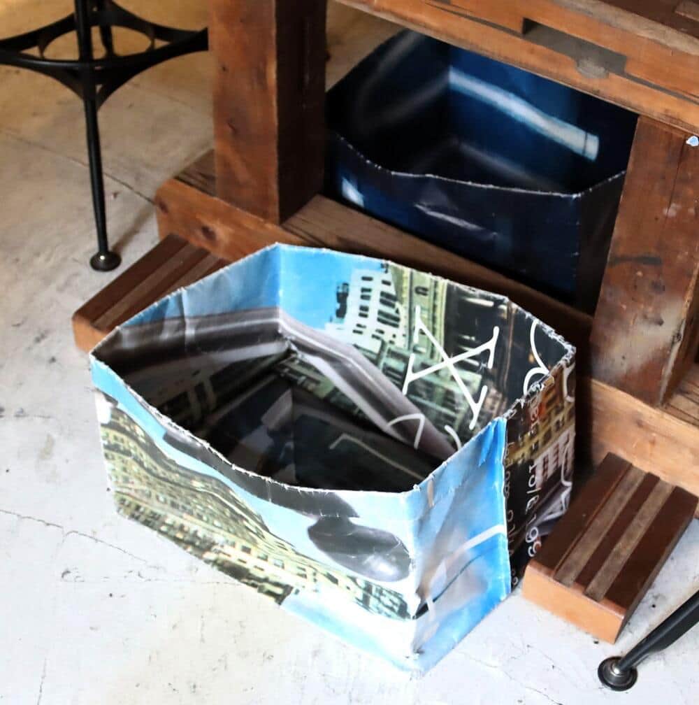 リユース素材で作られた荷物入れ