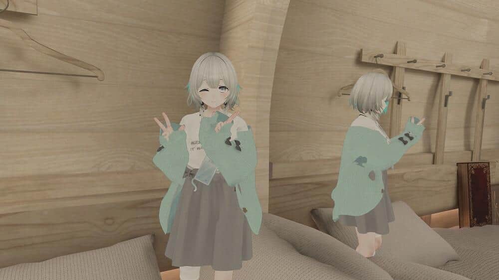 ワールドの説明をする鮫本さん（後ろは鏡になっているため、後ろ姿が映っている）