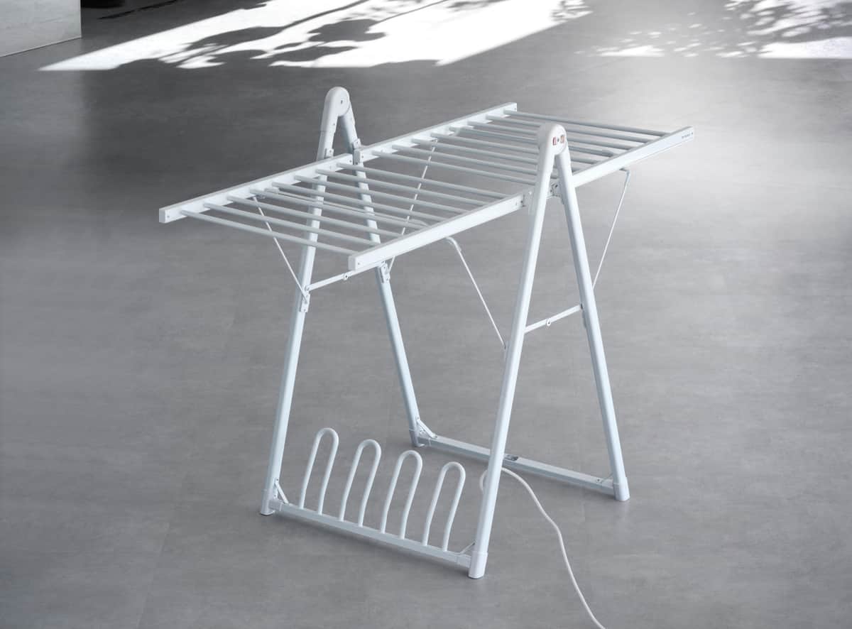 電熱ヒーター内蔵の室内物干し　洗濯物や靴を干せる「DRYING HEATER RACK」