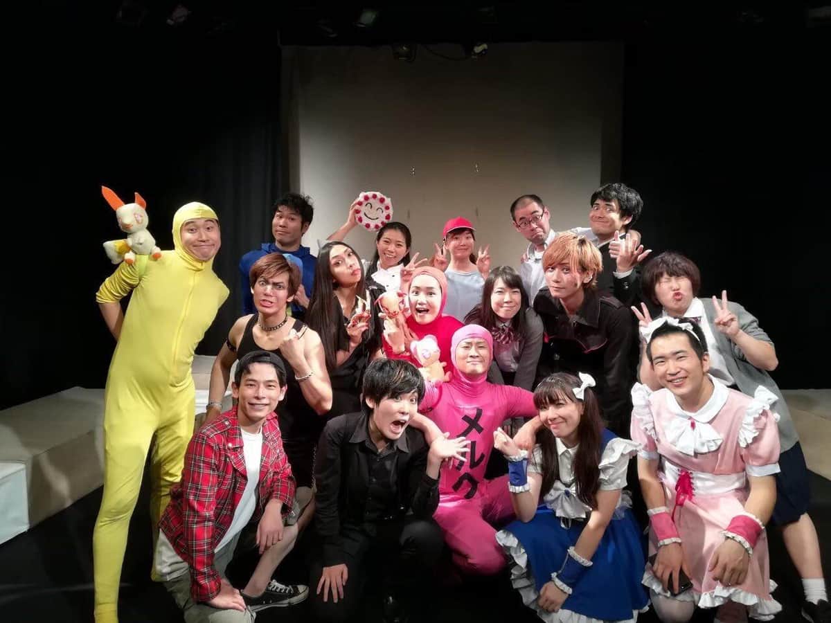 所属団体「はちぽちヒッチハイク」第9回公演にて主役の魔法少女を演じた横田さん(下段、右から2人目)