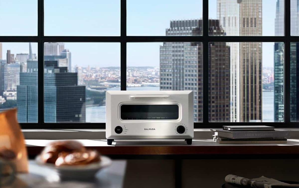 バルミューダから「ReBaker」　市販の惣菜パンや揚げ物も手軽に温め直せる