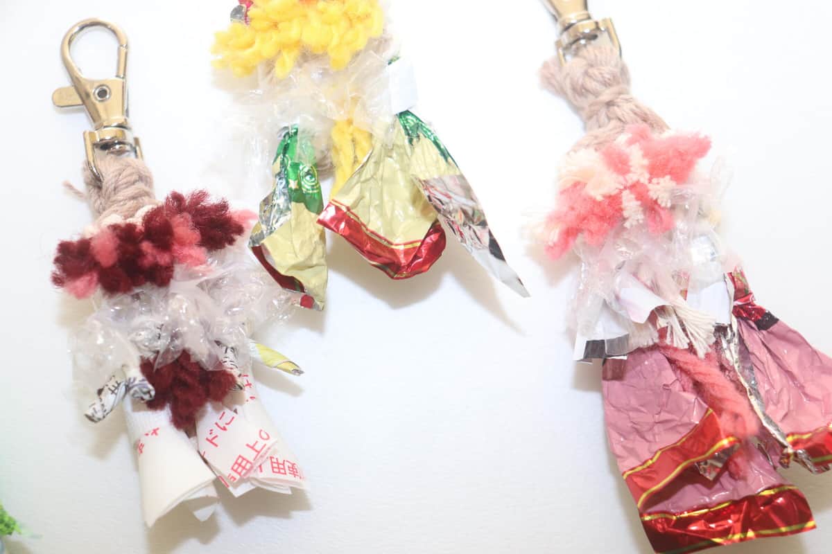 米袋、レジ袋などを、細く切って、紐状にしてキーホルダーの材料とする