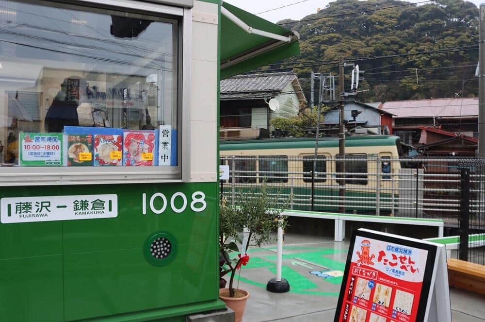 江の島名物「たこせんべい」車両そっくり新店舗　目の前を本物の江ノ電が走る