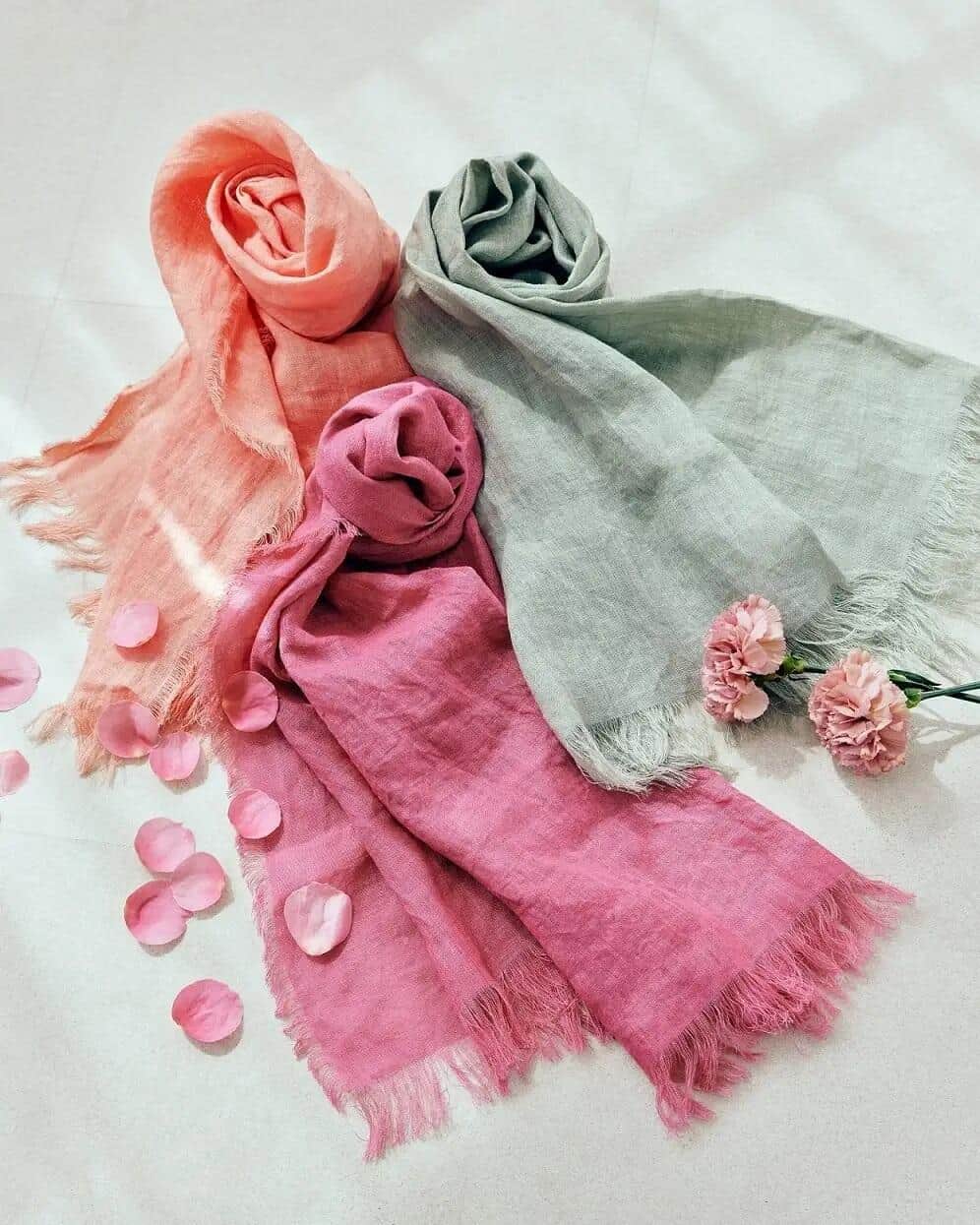 ピンクのストールはカーネーション、オレンジとグリーンのストールはバラで染色