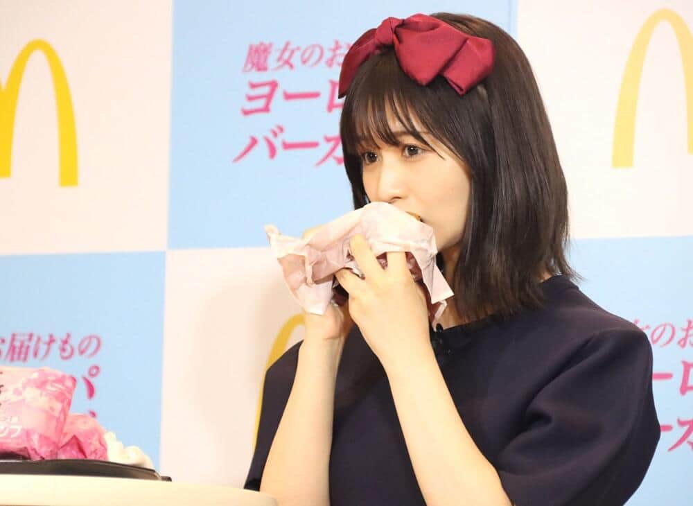 新商品を食べる長濱ねるさん