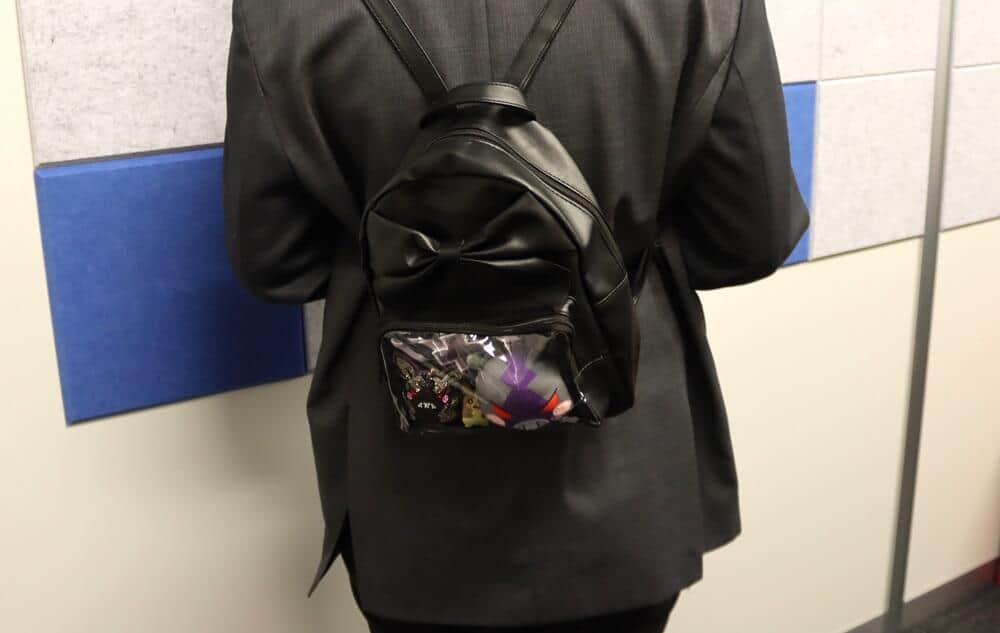 推しバッグ、リボン付リュックを背負っている様子