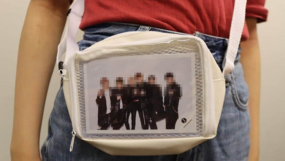 推しバッグ、ウエストポーチにアクリルスタンドを入れた様子