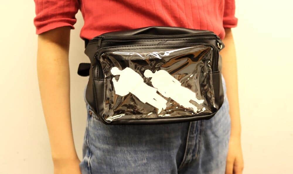 推しバッグ、横型スクエアショルダーバッグに写真を入れた様子