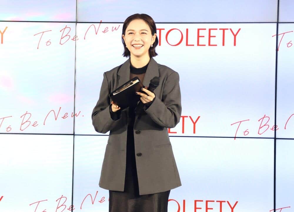 「軽やかストレスフリーブラ」の説明を行う村重さん