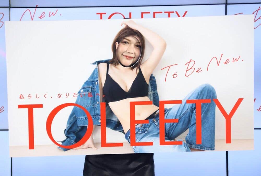 自身がモデルのパネルに穴をあけ、顔を出してお茶目な様子