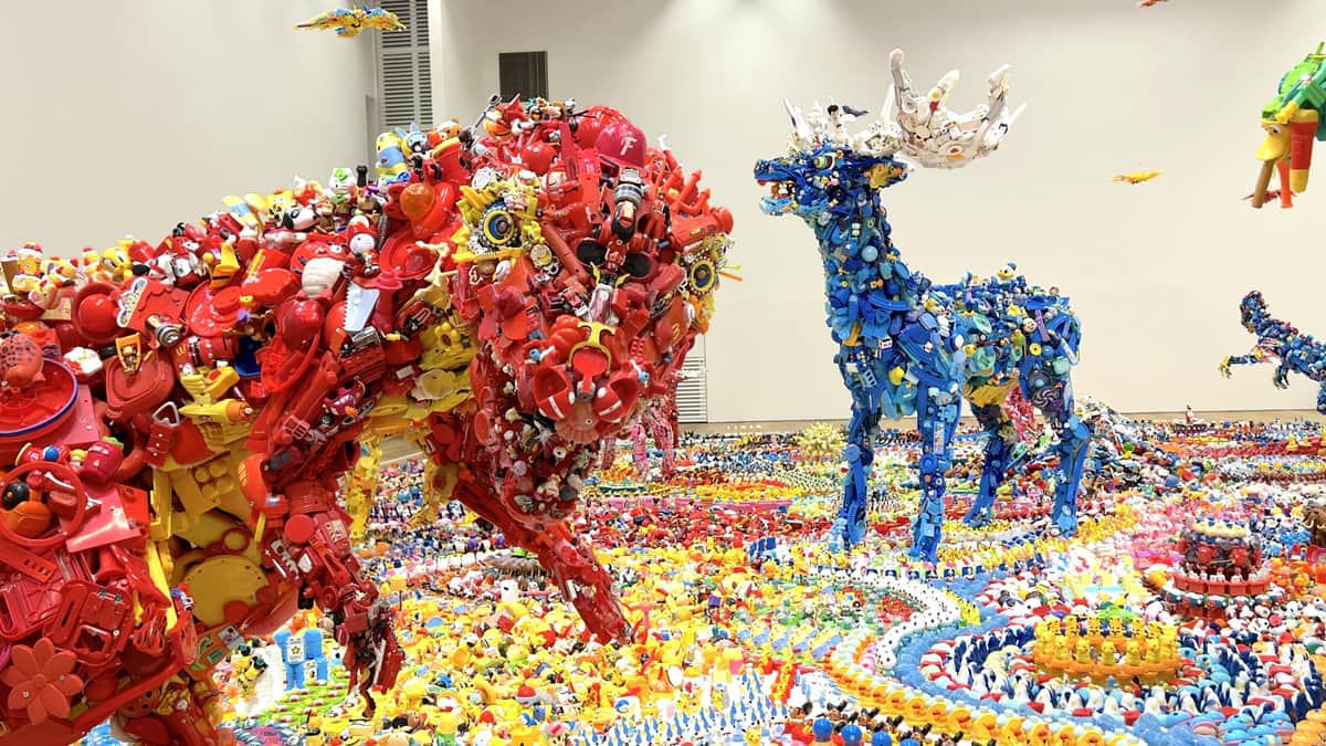 さまざまなおもちゃを分解し加工したパーツ「おもちゃのかけら」