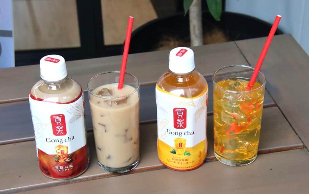 今回発売する「貢茶 黒糖烏龍ミルクティー」（写真左）と「貢茶 阿里山烏龍ピーチティーエード」